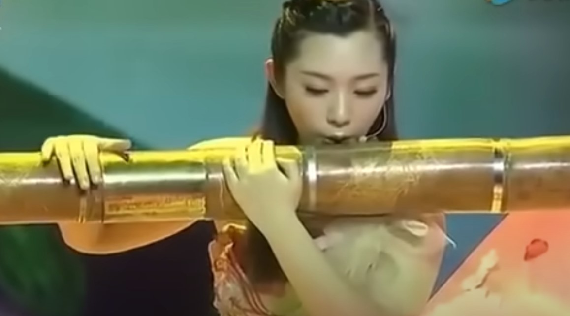 The talented girl plays the world’s largest bamboo flute on the stage. The show is flawless