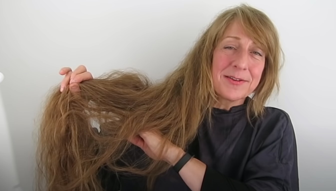 This woman decided to get rid of her extremely long hair. This is what she looks like now