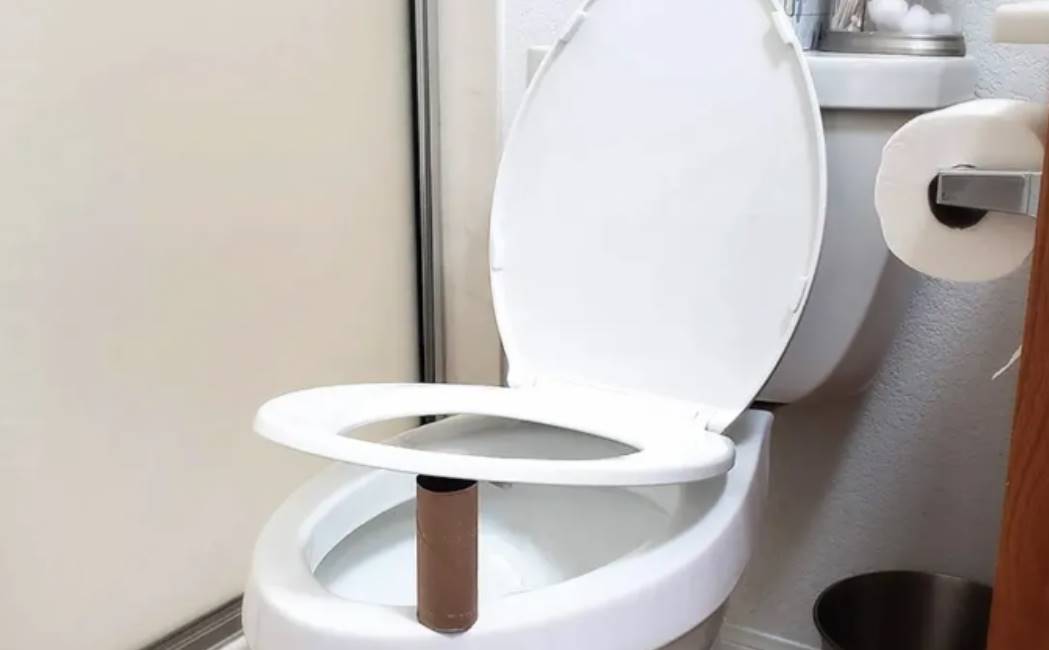 Why is it advisable to consistently position a toilet paper roll beneath the seat